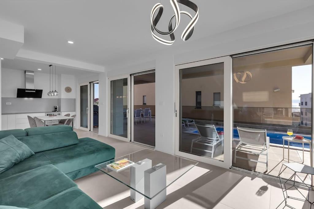 Apartman Delux With Private Pool - Makarska Exklusiv Tucepi Bagian luar foto