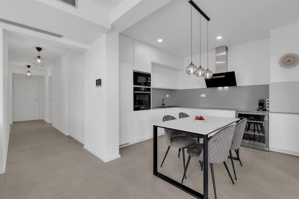 Apartman Delux With Private Pool - Makarska Exklusiv Tucepi Bagian luar foto