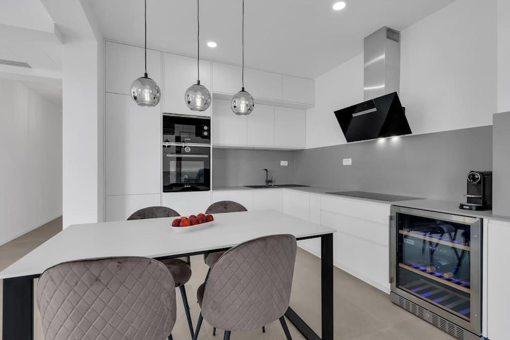 Apartman Delux With Private Pool - Makarska Exklusiv Tucepi Bagian luar foto
