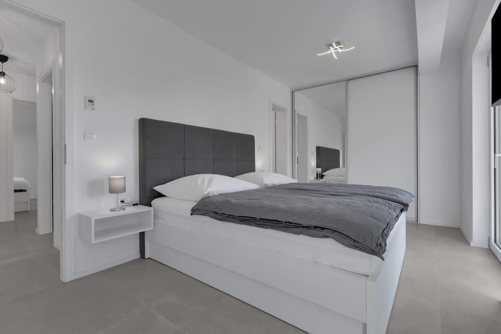 Apartman Delux With Private Pool - Makarska Exklusiv Tucepi Bagian luar foto