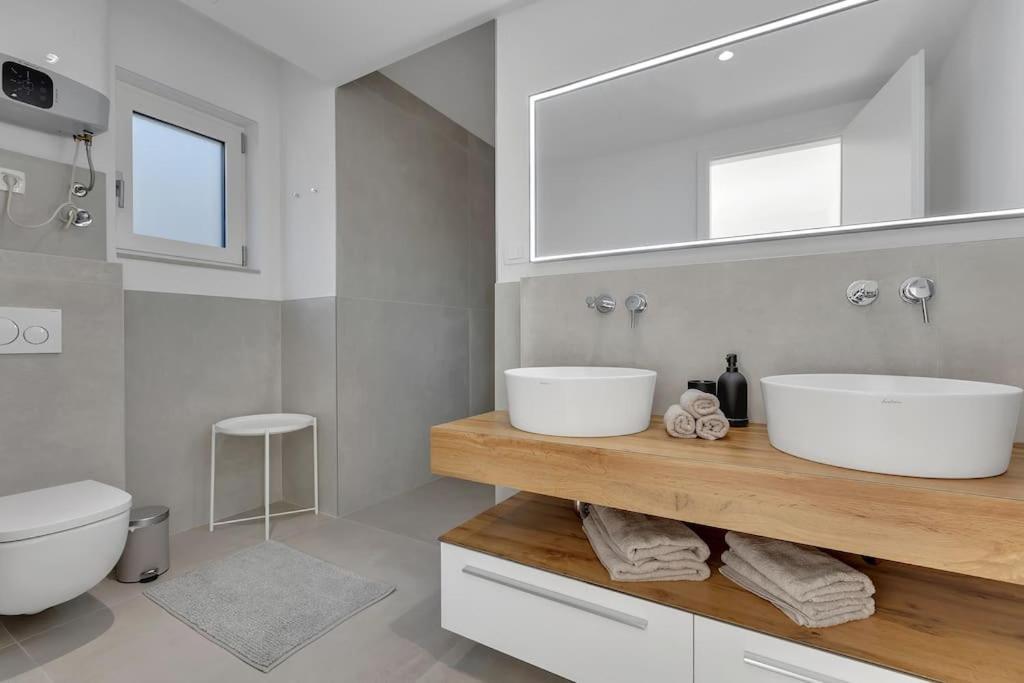 Apartman Delux With Private Pool - Makarska Exklusiv Tucepi Bagian luar foto