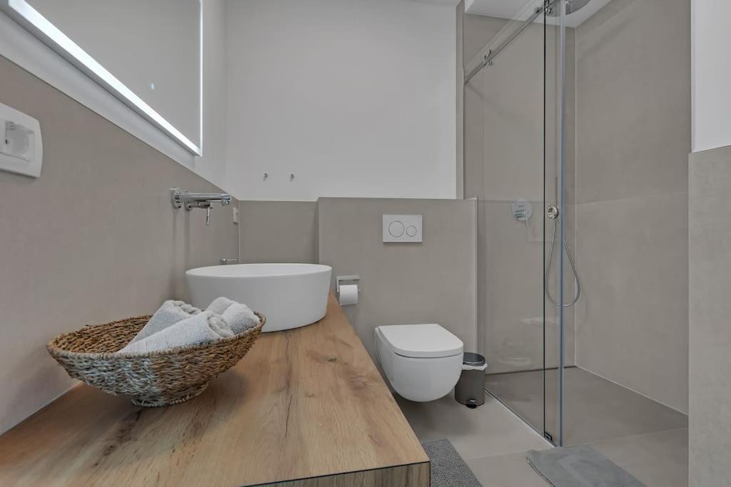 Apartman Delux With Private Pool - Makarska Exklusiv Tucepi Bagian luar foto