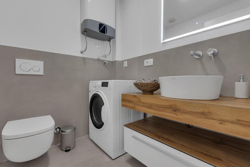 Apartman Delux With Private Pool - Makarska Exklusiv Tucepi Bagian luar foto