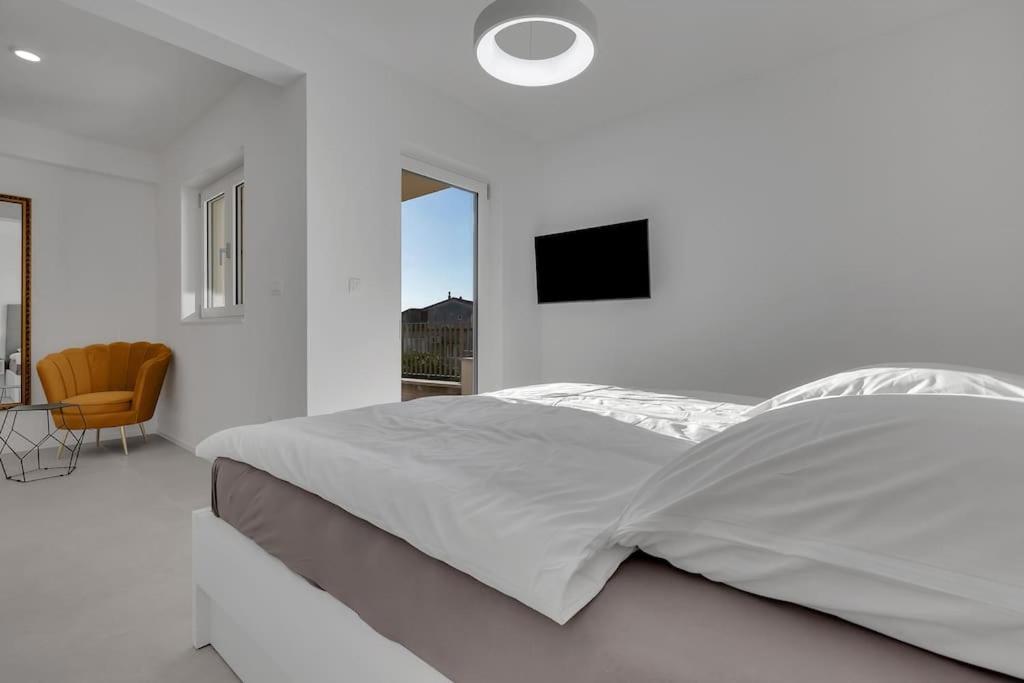 Apartman Delux With Private Pool - Makarska Exklusiv Tucepi Bagian luar foto