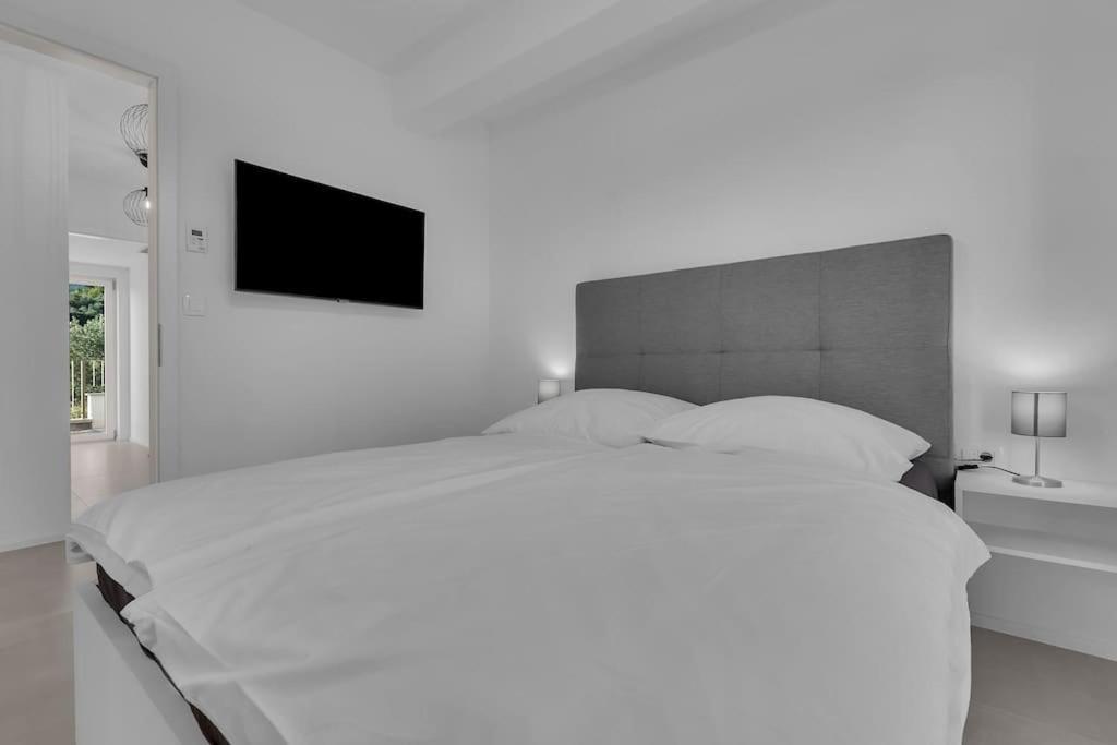 Apartman Delux With Private Pool - Makarska Exklusiv Tucepi Bagian luar foto