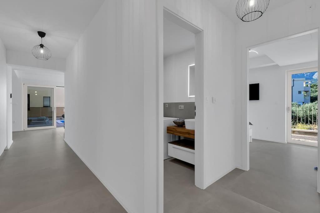 Apartman Delux With Private Pool - Makarska Exklusiv Tucepi Bagian luar foto