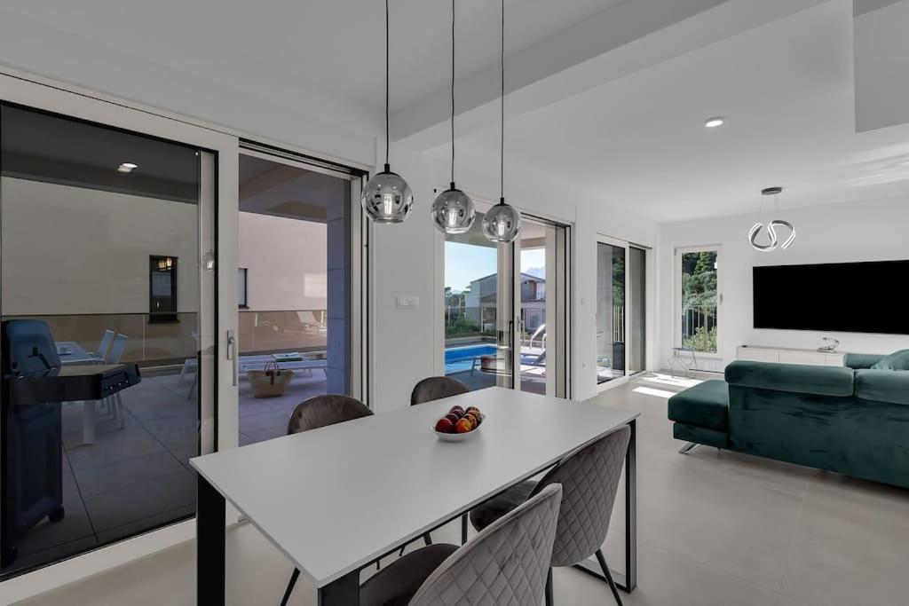 Apartman Delux With Private Pool - Makarska Exklusiv Tucepi Bagian luar foto