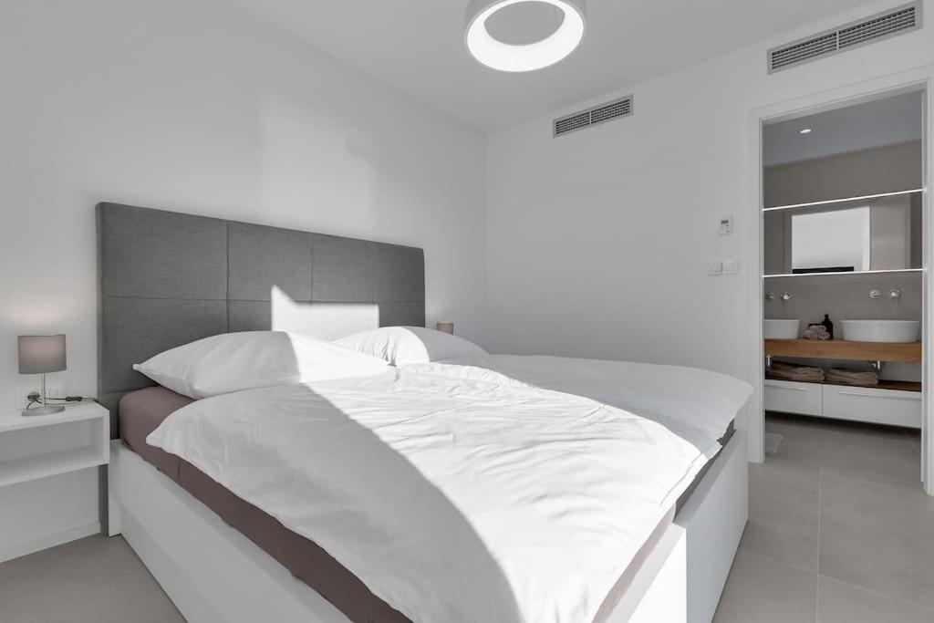 Apartman Delux With Private Pool - Makarska Exklusiv Tucepi Bagian luar foto